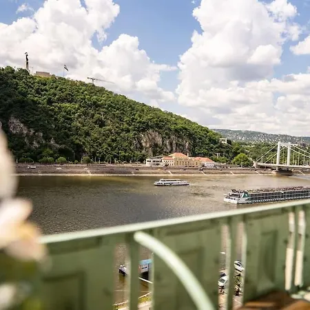 Deluxe Riverside Panorama *